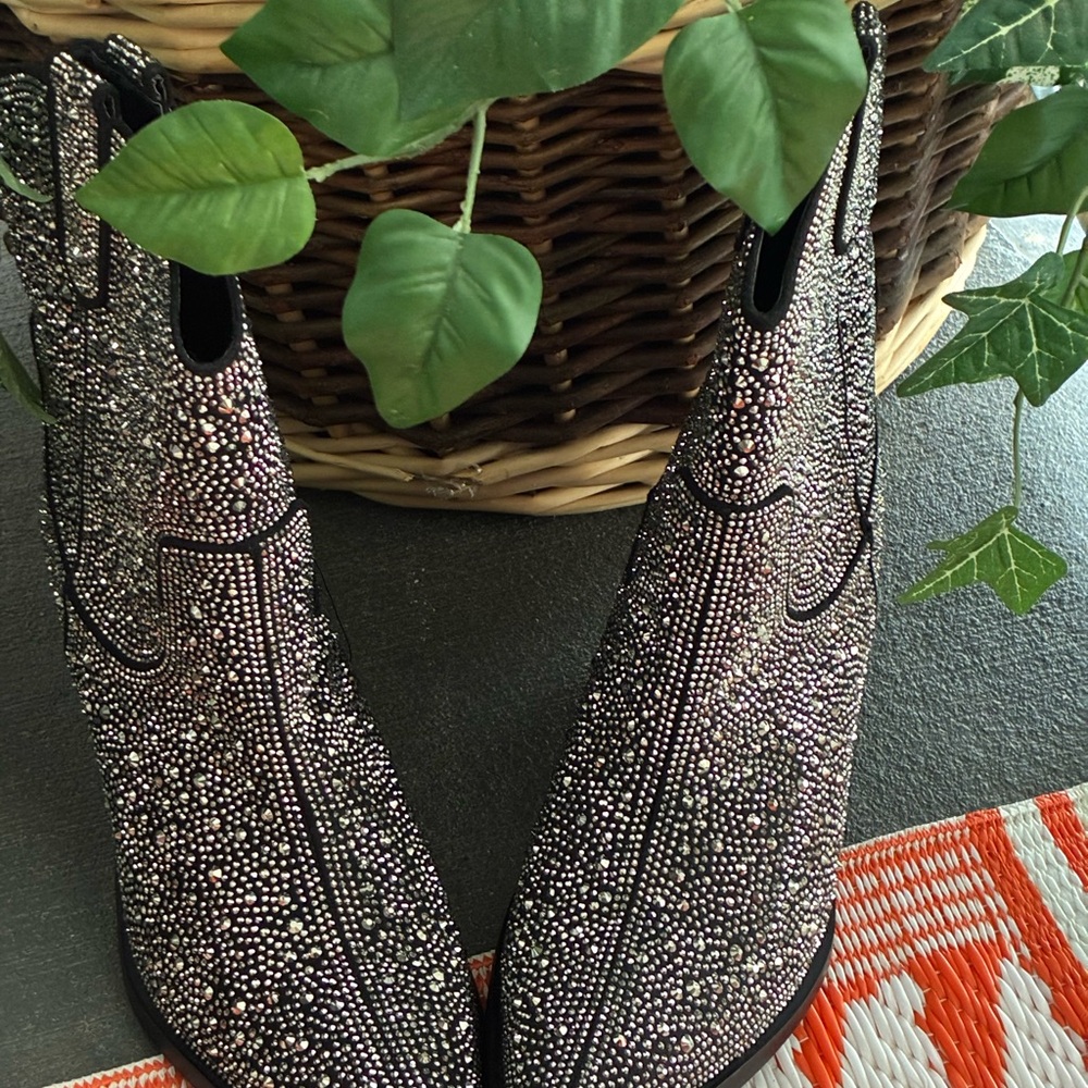 Cowgirl Boots
WHERE DEM FANS AT!!!👏👏👏